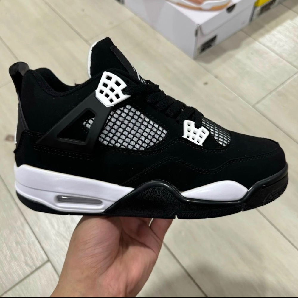 AIR JORDAN 4 RETRO WHITE THUNDER Size 7